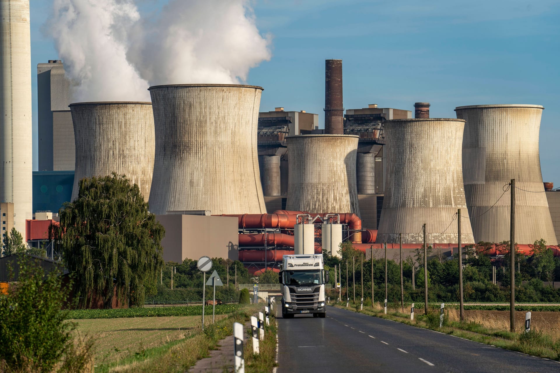 Braunkohle Kraftwerk in NRW: Zur Entlastung der Verbraucherinnen und Verbraucher sollen übermäßige Gewinne von Energiefirmen in der EU künftig abgeschöpft und umverteilt werden. Braunkohle Kraftwerk in NRW: Zur Entlastung der Verbraucherinnen und Verbraucher sollen übermäßige Gewinne von Energiefirmen in der EU künftig abgeschöpft und umverteilt werden.