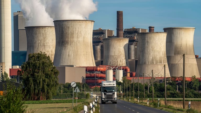 Braunkohle Kraftwerk in NRW: Zur Entlastung der Verbraucherinnen und Verbraucher sollen übermäßige Gewinne von Energiefirmen in der EU künftig abgeschöpft und umverteilt werden.