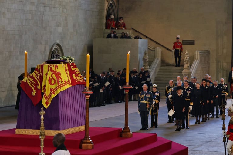 Queen Elizabeth II.: Die Monarchin wird bis zu ihrem Begräbnis in der Westminster Hall aufgebahrt.Queen Elizabeth II.: Die Monarchin wird bis zu ihrem Begräbnis in der Westminster Hall aufgebahrt.