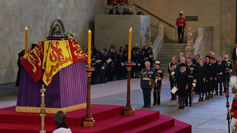Queen Elizabeth II.: Die Monarchin wird bis zu ihrem Begräbnis in der Westminster Hall aufgebahrt.Queen Elizabeth II.: Die Monarchin wird bis zu ihrem Begräbnis in der Westminster Hall aufgebahrt.
