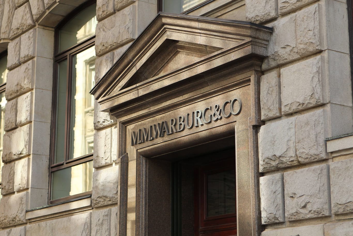 Eingang der Privatbank M. M. Warburg & Co. in der Hamburger Innenstadt (Archivbild): Die Institution spielt eine zentrale Rolle im Cum-Ex-Skandal.