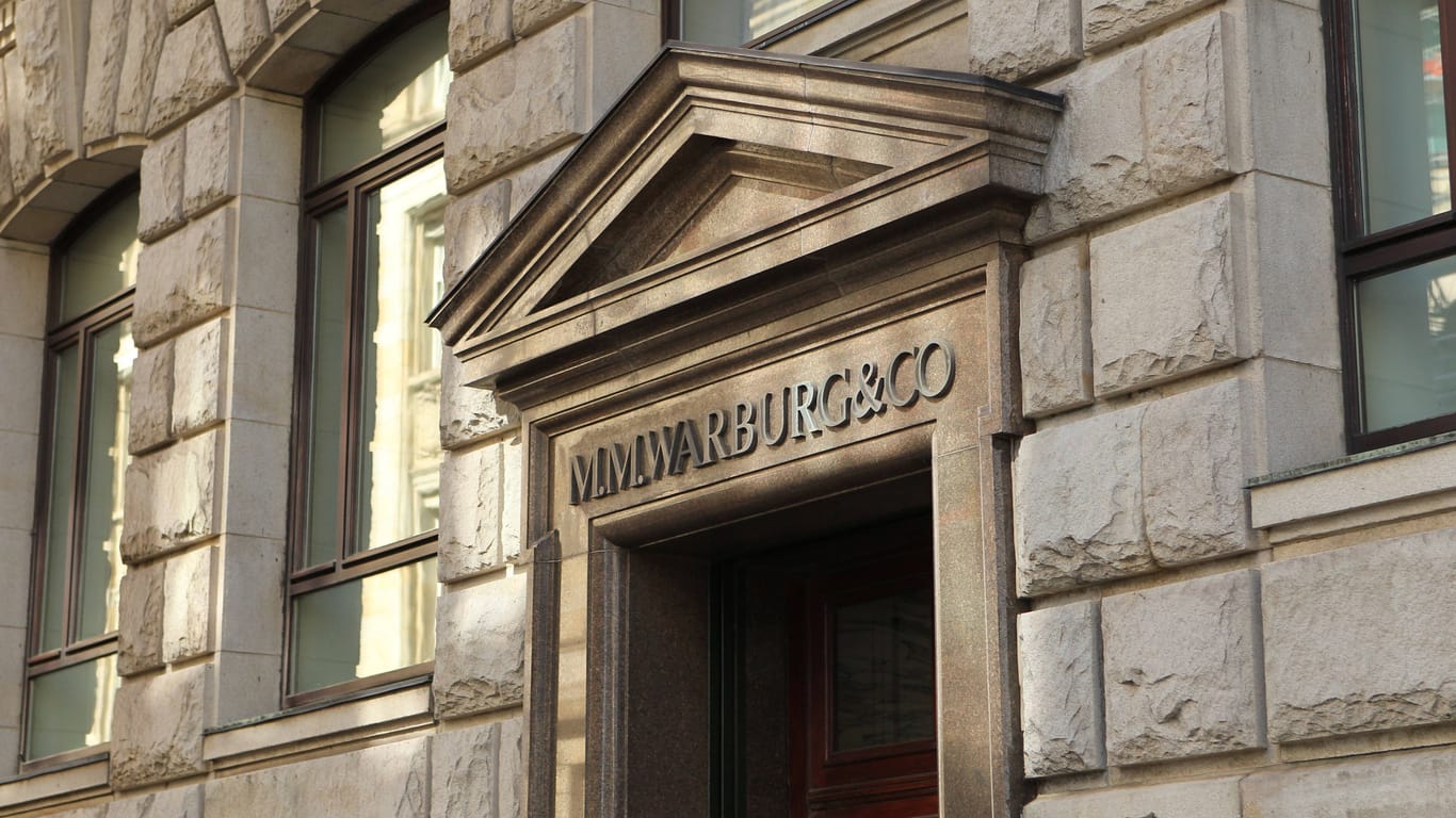 Eingang der Privatbank M. M. Warburg & Co. in der Hamburger Innenstadt (Archivbild): Die Institution spielt eine zentrale Rolle im Cum-Ex-Skandal.