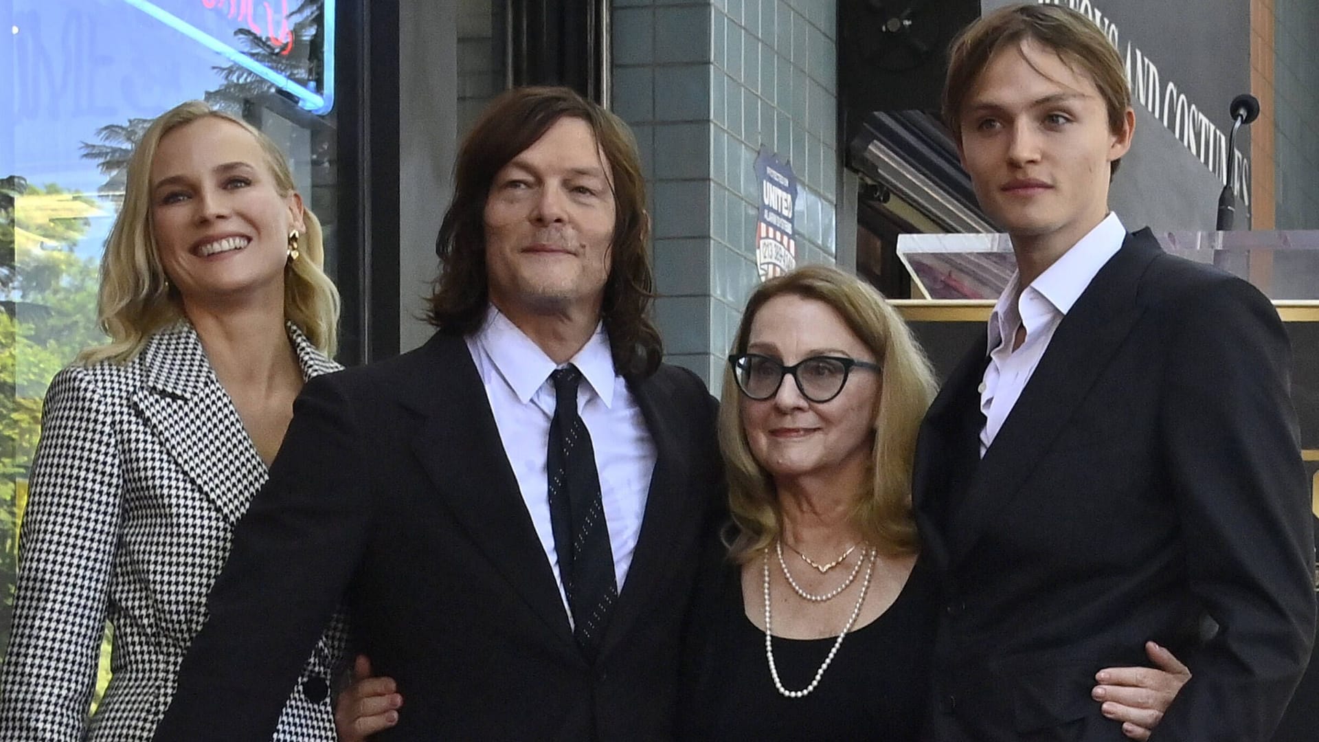 Norman Reedus mit Diane Kruger, Mutter Marianne Reedus und Sohn Mingus Reedus auf dem Hollywood Walk of Fame in Los Angeles.