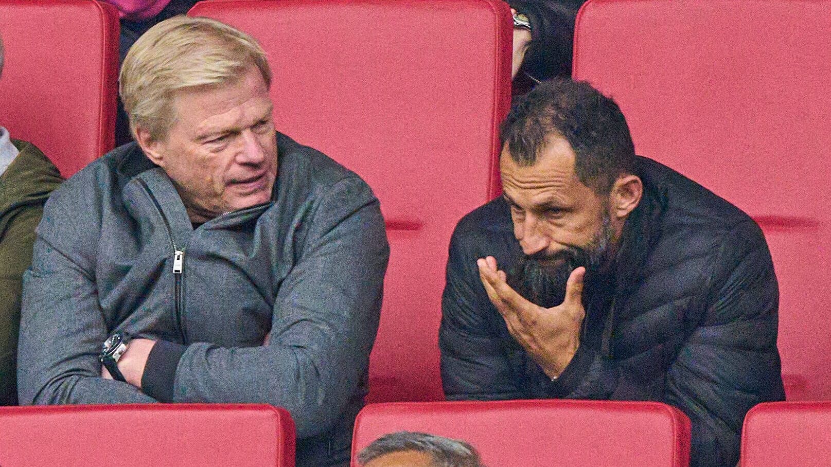 Auch Oliver Kahn (l.) und Hasan Salihamidzic auf der Tribüne waren genervt von der Leistung des Teams.