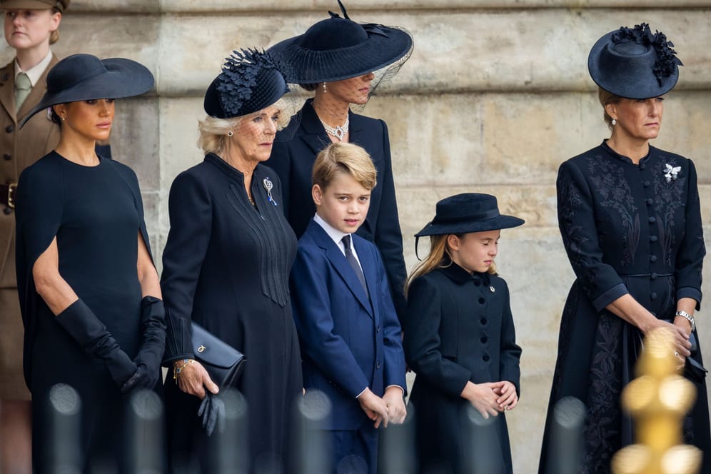 Meghan, Camilla, George, Kate, Charlotte und Sophie: Die Royals bei der Trauerfeier zu Ehren von Königin Elizabeth II.