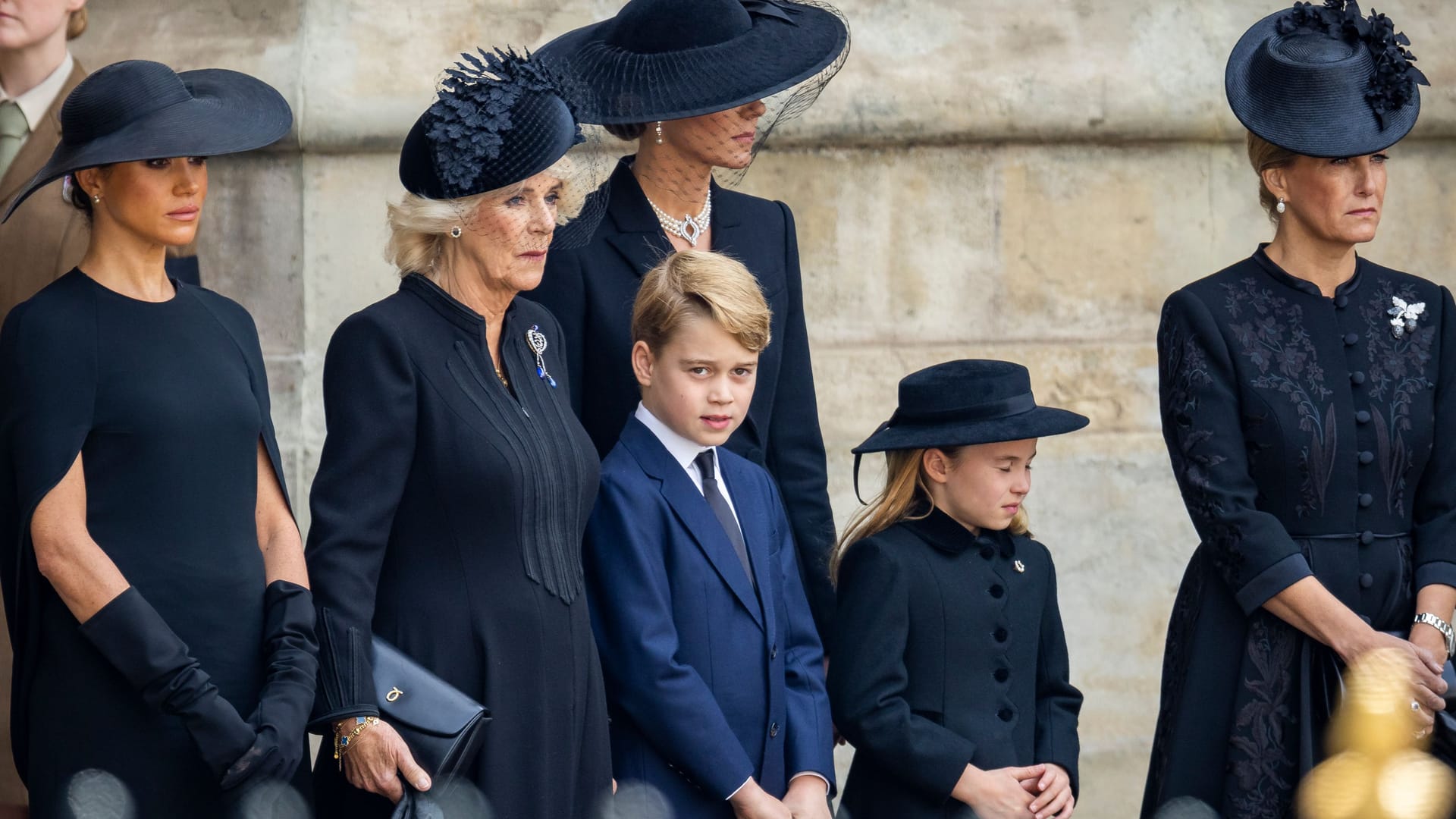 Meghan, Camilla, George, Kate, Charlotte und Sophie: Die Royals bei der Trauerfeier zu Ehren von Königin Elizabeth II.