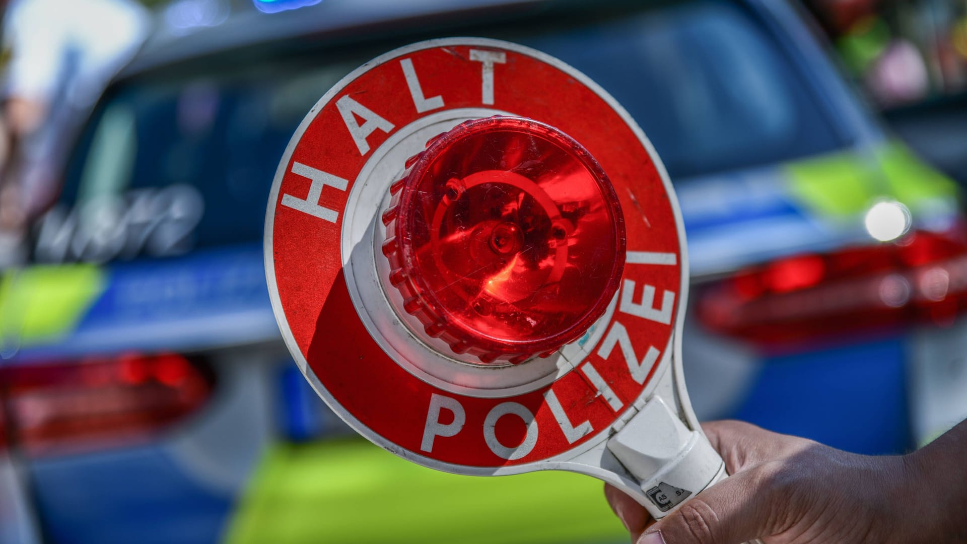 Polizist mit Anhaltestab (Symbolfoto): Den Raser erwarten mehrere Anzeigen. Polizist mit Anhaltestab (Symbolfoto): Den Raser erwarten mehrere Anzeigen.