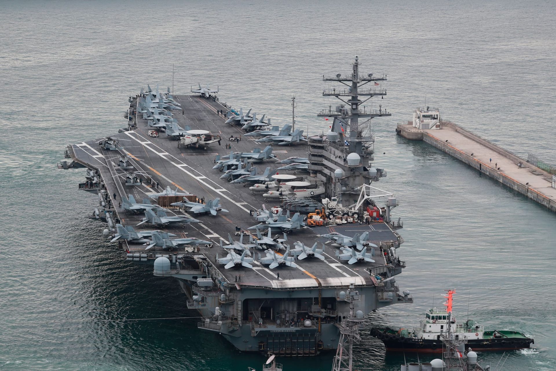USS Ronald Reagan in Busan: Der amerikanische Flugzeugträger ist Teil der großen Marineübung der USA und Südkorea.
