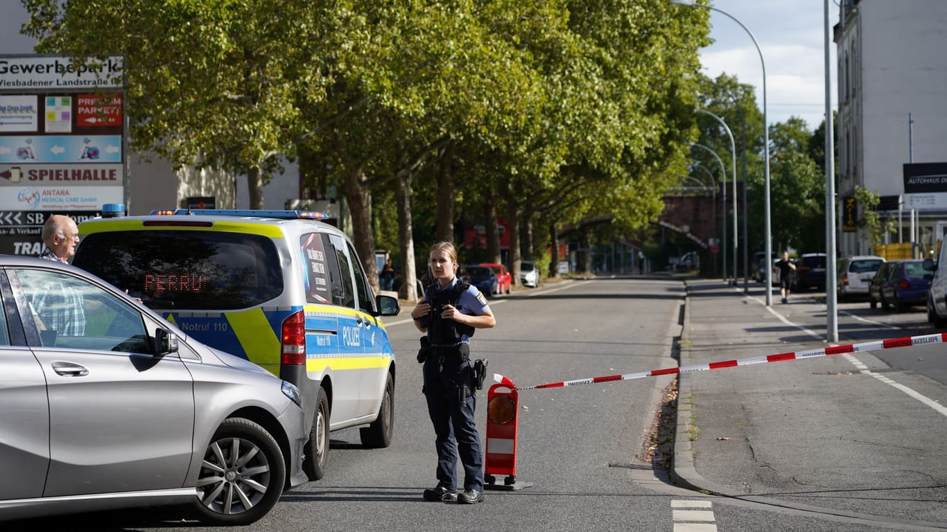 Die Wiesbadener Polizei sperrt eine Straße ab: 2.500 Menschen müssen ihre Häuser verlassen.