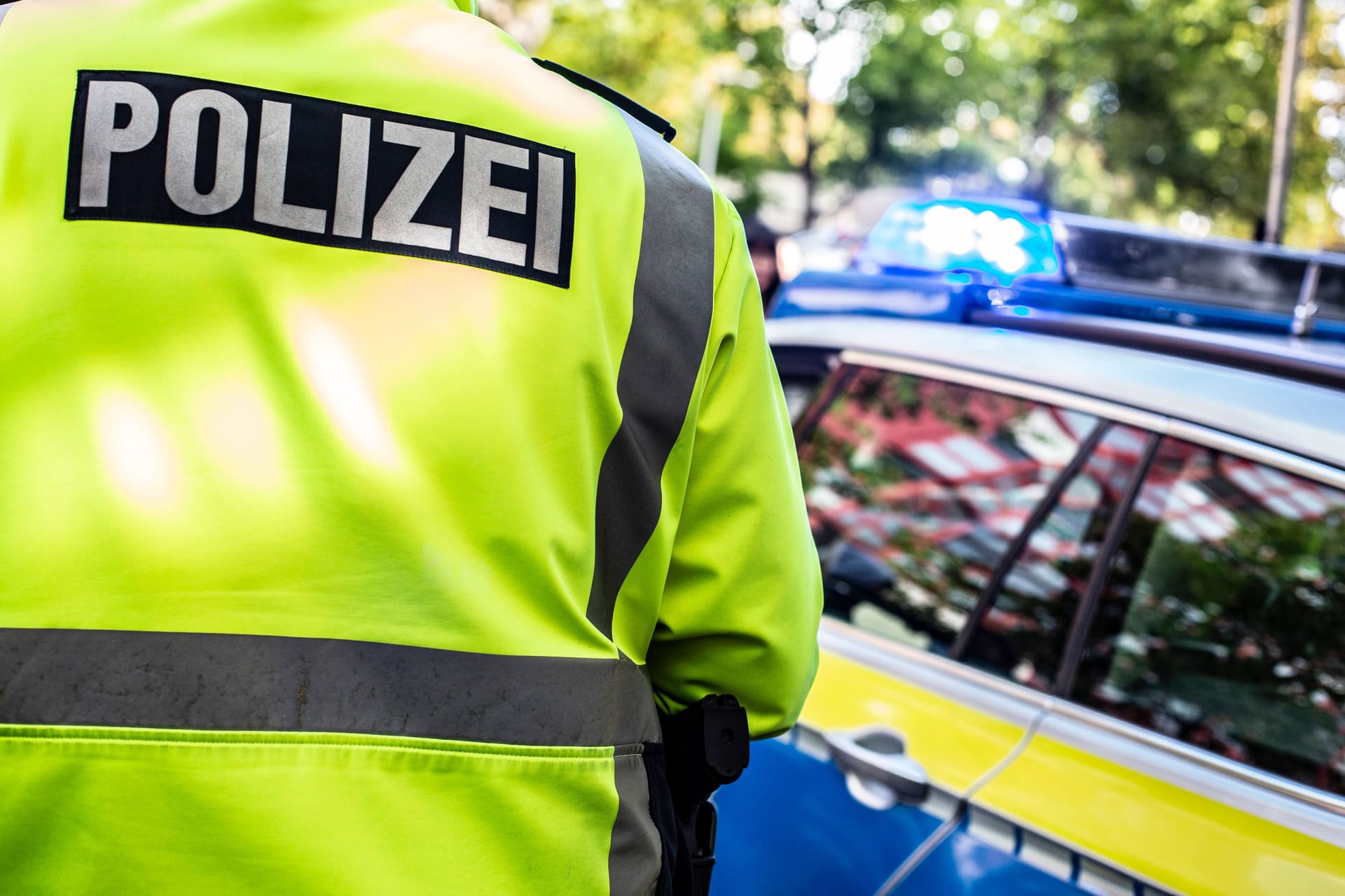 Polizist neben einem Streifenwagen (Symbolbild): Die Zwölfjährige tauchte wenige Tage später wieder auf.