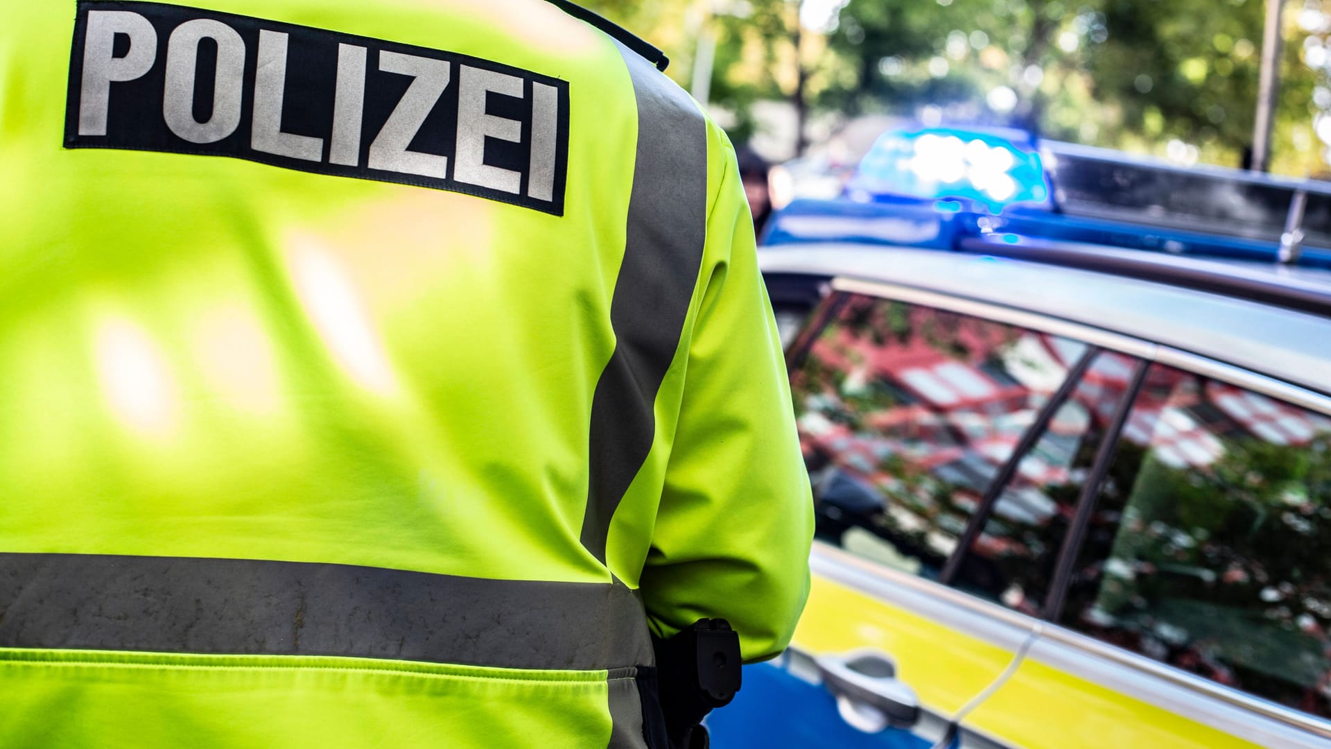 Polizist neben einem Streifenwagen (Symbolbild): Die Zwölfjährige tauchte wenige Tage später wieder auf.