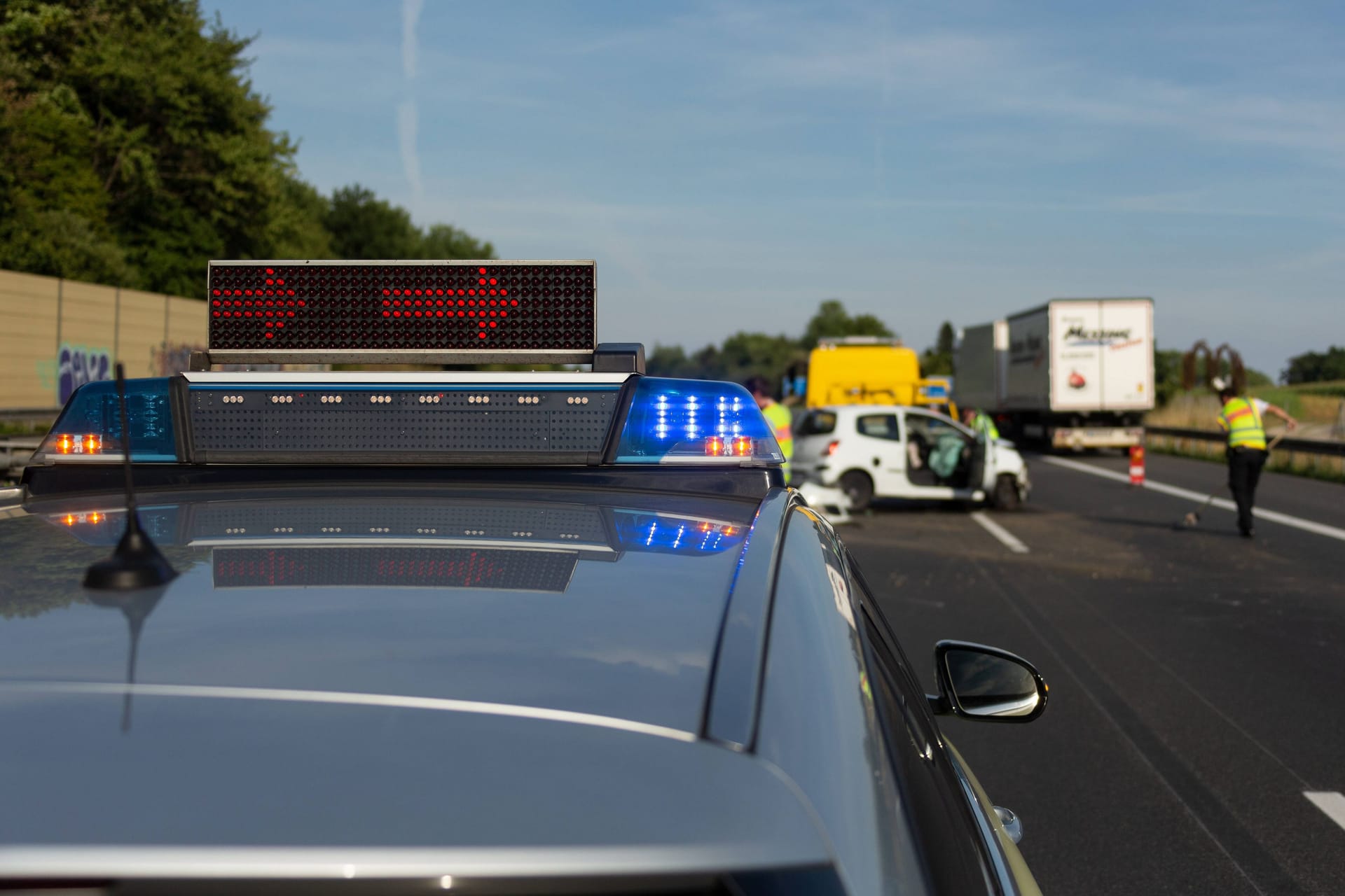 Ein Einsatzfahrzeug der Polizei mit Blaulicht vor einer Unfallstelle (Symbolfoto): Nach einem Unfall ist die A10 teilweise gesperrt.