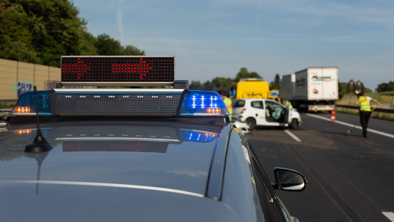 Ein Einsatzfahrzeug der Polizei mit Blaulicht vor einer Unfallstelle (Symbolfoto): Nach einem Unfall ist die A10 teilweise gesperrt.