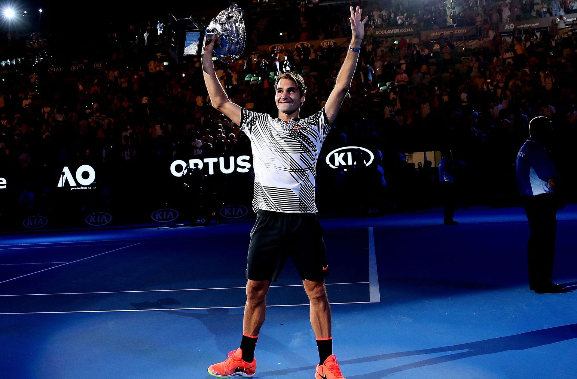 Australian Open 2017: Den Großteil der Saison 2016 hat Federer mit einer Knieverletzung verpasst. Bei den Australian Open 2017 gibt er sein Comeback auf der großen Bühne. Keiner erwartet, dass es der alternde Star weit schafft. Doch Federer erreicht das Finale. Trotz Rückstandes im fünften Satz kann er die Partie gegen seinen ewigen Rivalen Rafael Nadal noch drehen und gewinnt seinen 18. Grand Slam.