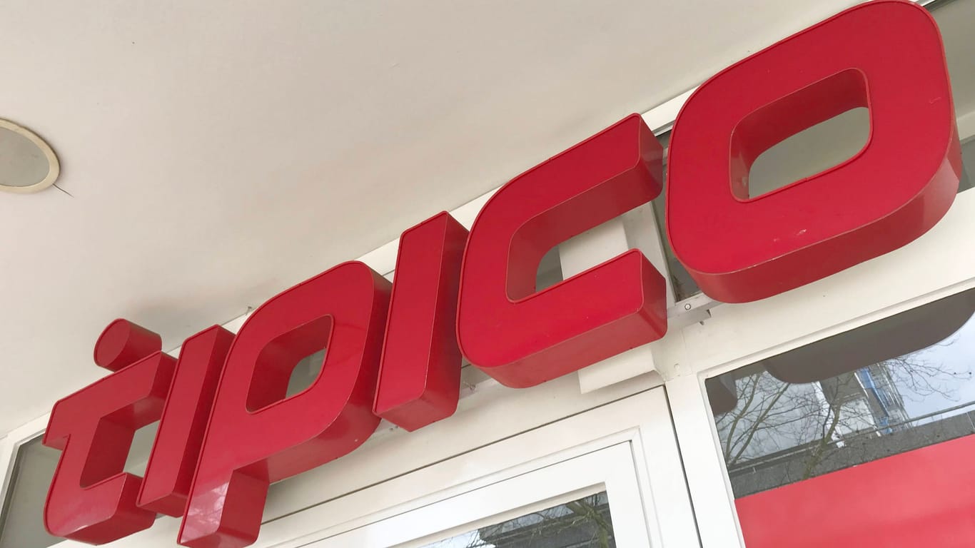 Logo vom Wettanbieter Tipico über einer Filiale (Symbolfoto): Aufgrund von "Unzuverlässigkeit" bleiben acht Wettbüros geschlossen.