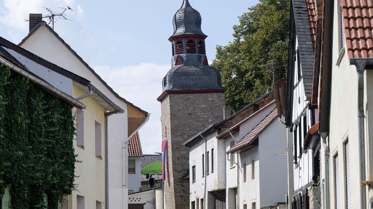 Eine Fahne hängt am "schiefen Turm" von Gau-Weinheim (Archivbild): Der Turm gilt neuerdings als der schiefste Turm Deutschlands.