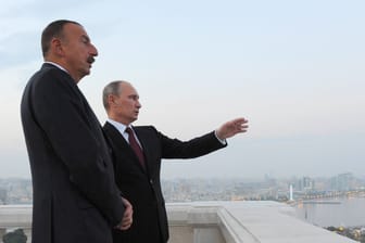 Ilham Alijew und Wladimir Putin (Archivbild): Aserbaidschans Machthaber nutzt Putins Schwäche aus.