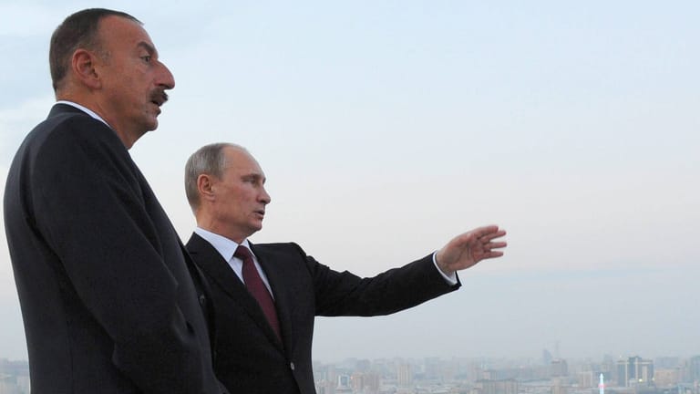 Ilham Alijew und Wladimir Putin (Archivbild): Aserbaidschans Machthaber nutzt Putins Schwäche aus.