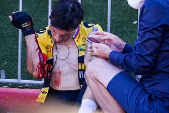 Primoz Roglic: Er stürzte während des Vuelta-Schlusssprints der 16. Etappe und musste danach behandelt werden.