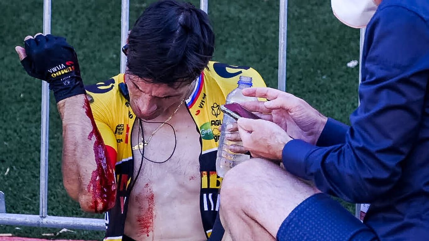 Primoz Roglic: Er stürzte während des Vuelta-Schlusssprints der 16. Etappe und musste danach behandelt werden.