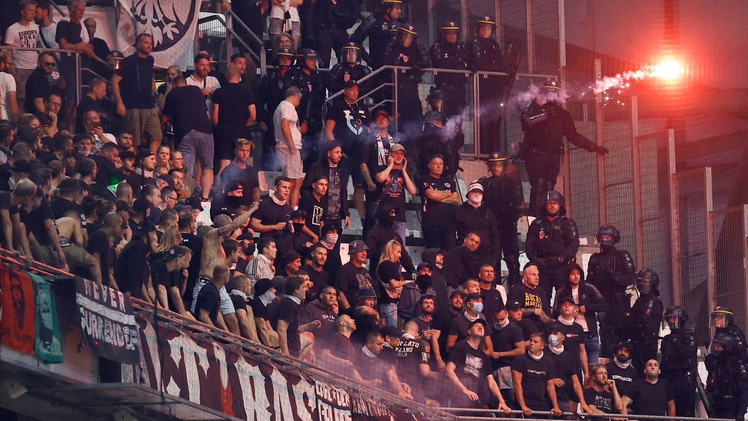 Frankfurt-Fans werfen Pyrotechnik: Vor dem Spiel in Marseille kam es zu Ausschreitungen.