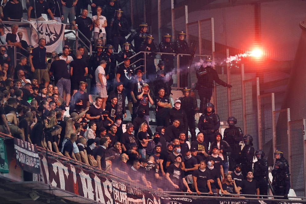 Frankfurt-Fans werfen Pyrotechnik: Vor dem Spiel in Marseille kam es zu Ausschreitungen.