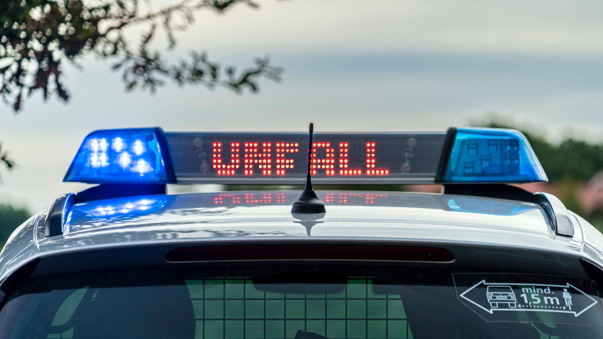 Ein Streifenwagen der Polizei mit Blaulicht (Symbolbild): Die Beamten haben die Ermittlungen aufgenommen.