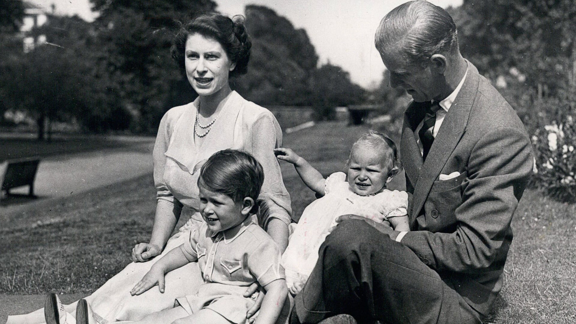 Ein Familienfoto auf dem Anwesen Clarence House: Kurz darauf folgte die Geburt seiner Schwester Prinzessin Anne am 5. August 1950.