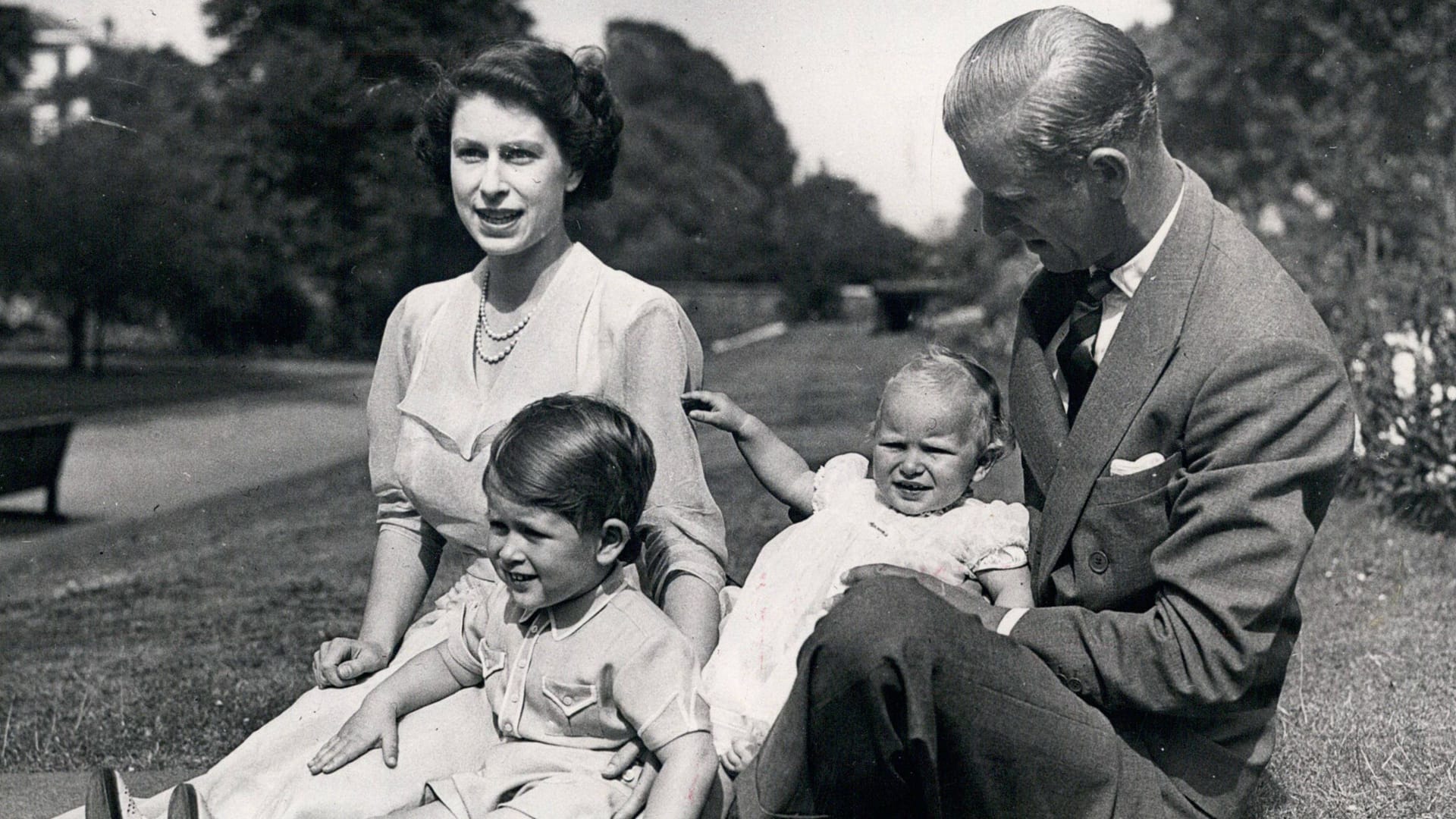 Ein Familienfoto auf dem Anwesen Clarence House: Kurz darauf folgte die Geburt seiner Schwester Prinzessin Anne am 5. August 1950.