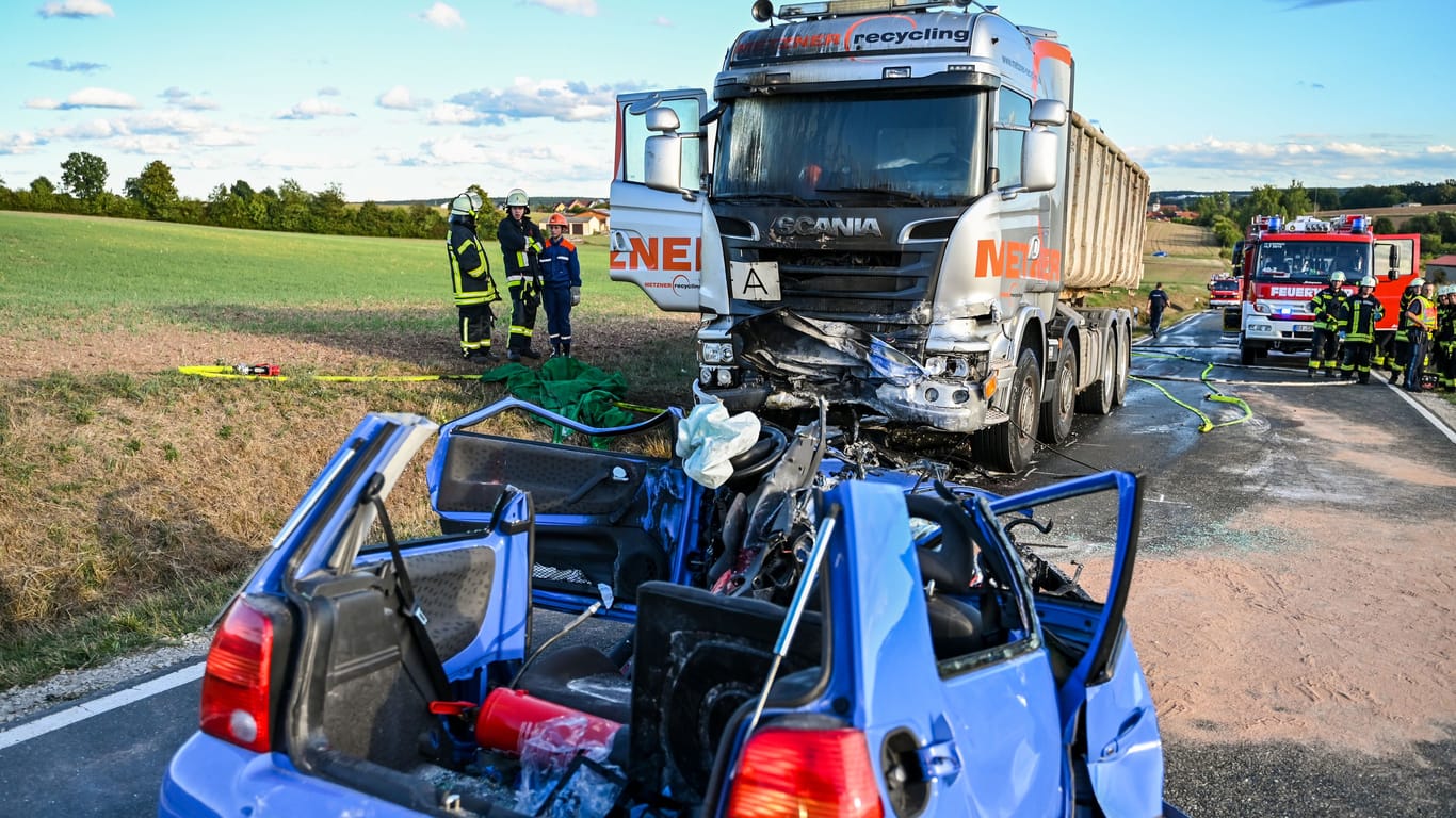 Der völlig zerstörte Kleinwagen vor dem Lkw: Der junge Mann überlebte den Unfall nicht.