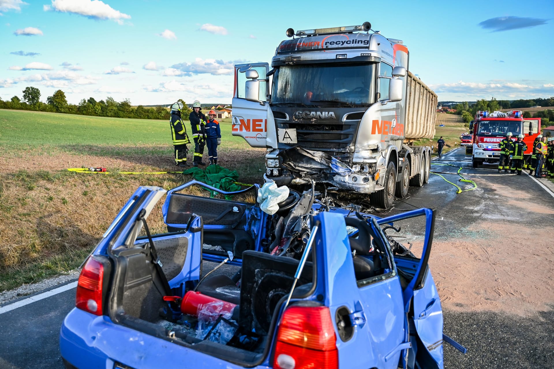 Der völlig zerstörte Kleinwagen vor dem Lkw: Der junge Mann überlebte den Unfall nicht.