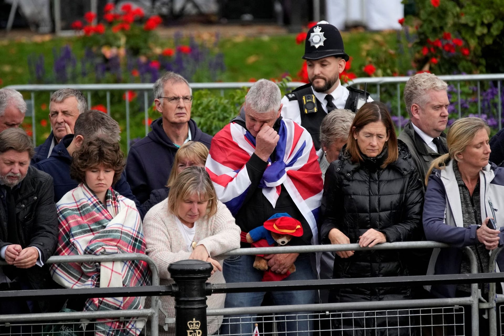 Hunderttausende Menschen haben sich in London versammelt, um der verstorbenen Queen zu gedenken und sie zu ehren.