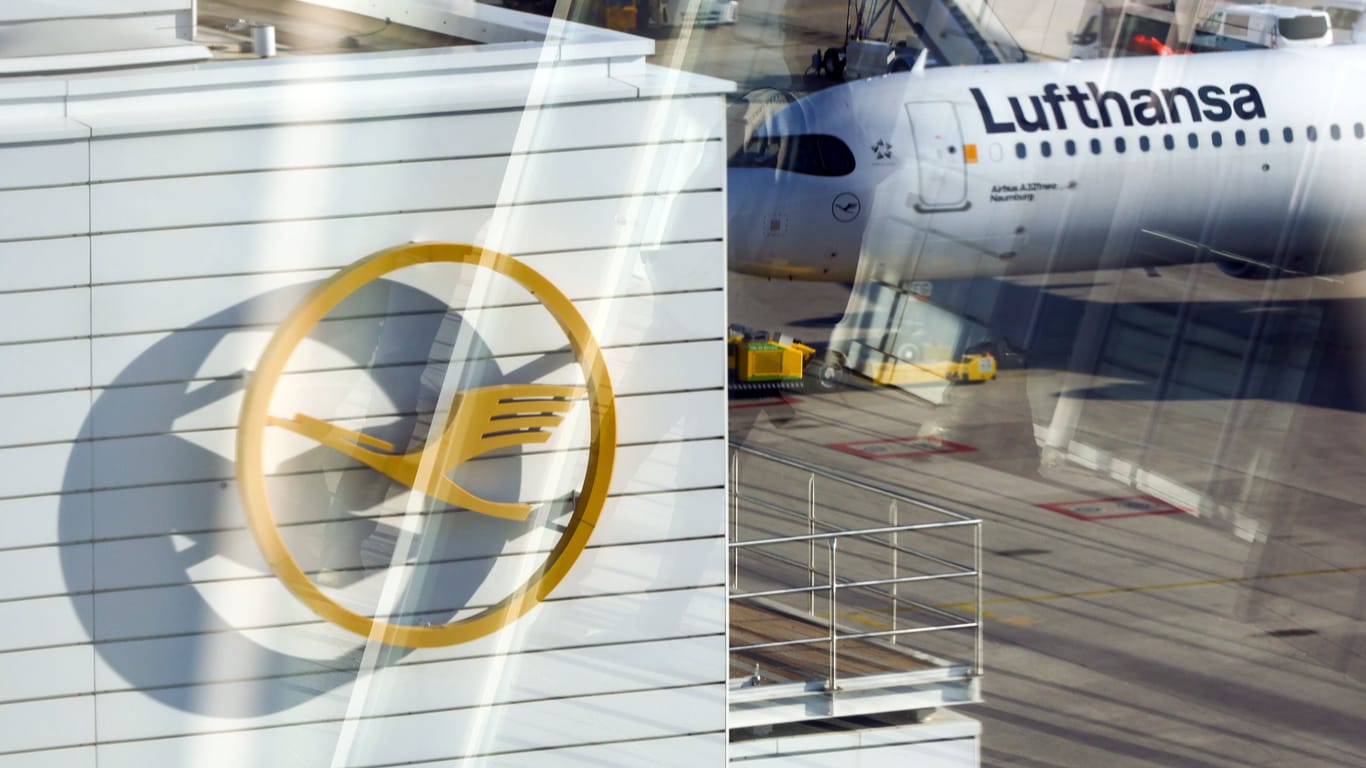 Lufthansa-Symbol mit Flugzeug im Hintergrund: Während der Pandemie, die den Luftverkehr weltweit lange lähmte, schrumpfte die Zahl der Beschäftigten von knapp 140.000 auf rund 100.000 Beschäftigte.