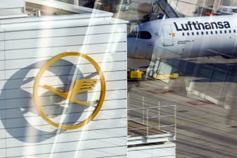 Lufthansa-Symbol mit Flugzeug im Hintergrund: Während der Pandemie, die den Luftverkehr weltweit lange lähmte, schrumpfte die Zahl der Beschäftigten von knapp 140.000 auf rund 100.000 Beschäftigte.
