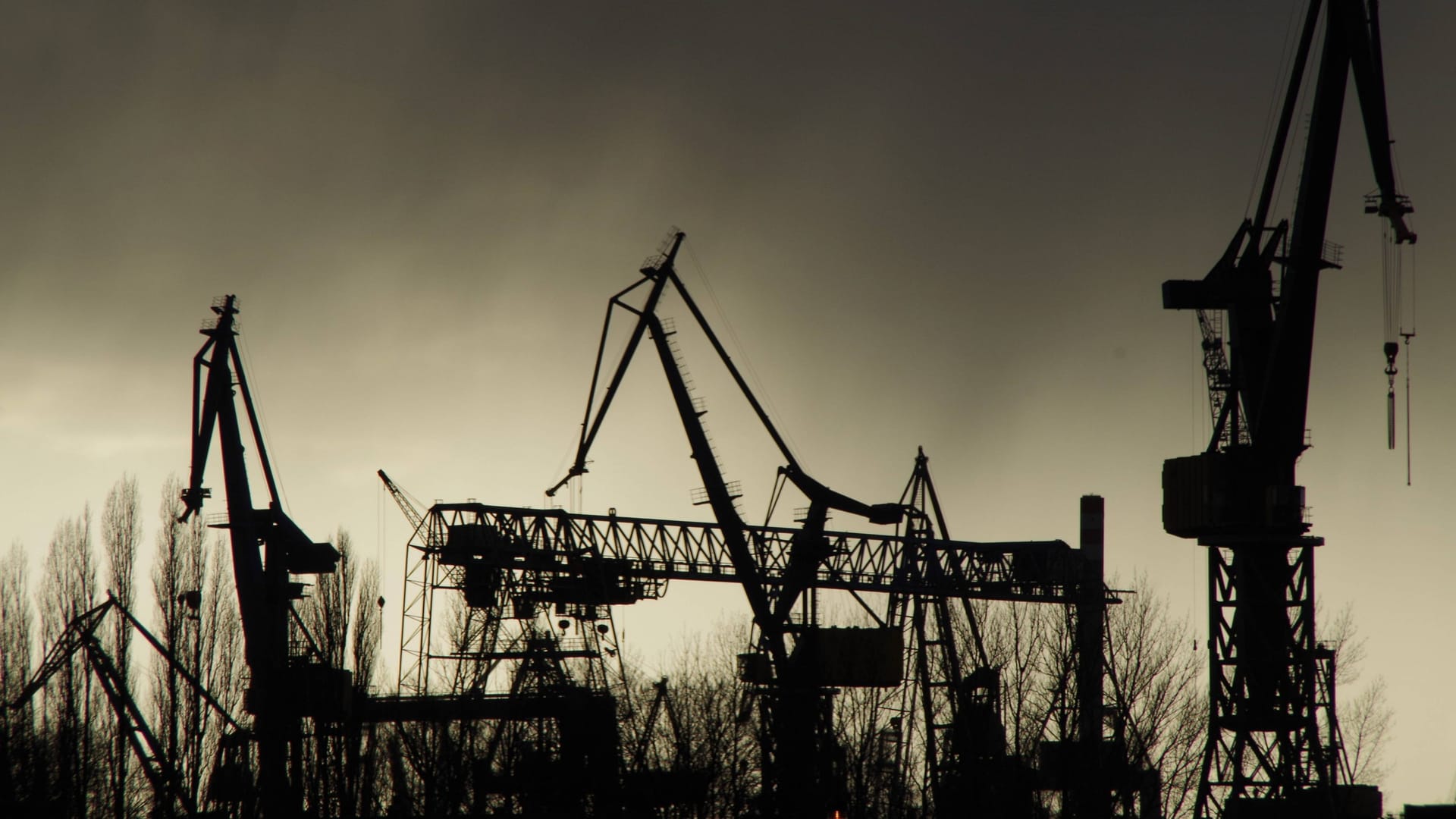 Dunkle Wolken über Kränen am Hamburger Hafen (Symbolbild): Deutschland steht ein harter Winter bevor.