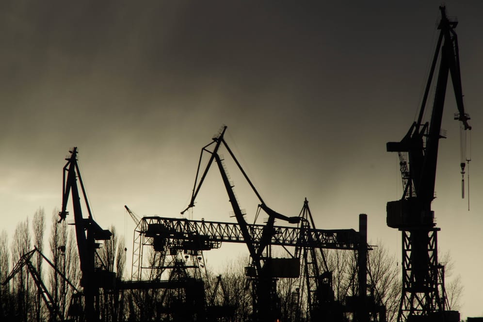 Dunkle Wolken über Kränen am Hamburger Hafen (Symbolbild): Deutschland steht ein harter Winter bevor.