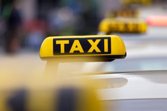 Flucht mit Taxi (Symbolbild): Nach einem Unfall flüchtete ein Mann von der Unfallstelle.