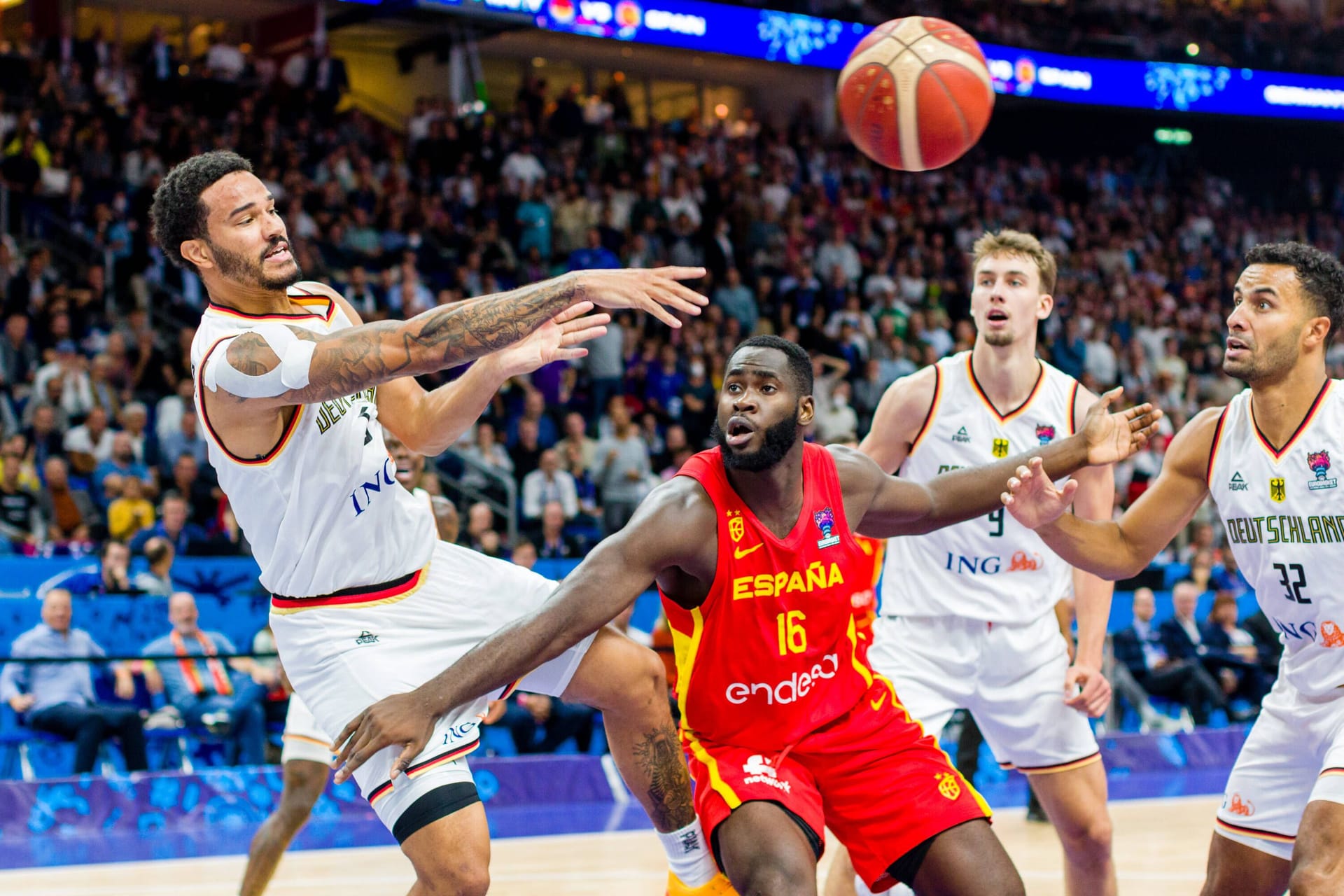 Nick Weiler-Babb: Defensiv eine solide Leistung des Bayern-Guards. Erzwingt zu Beginn des 2/4 durch seinen beherzten Einsatz den spanischen Turnover sowie kurz darauf ein unsportliche Foul von Garuba. Für einen Shooter jedoch mit schwacher Trefferquote (25%). Note 3