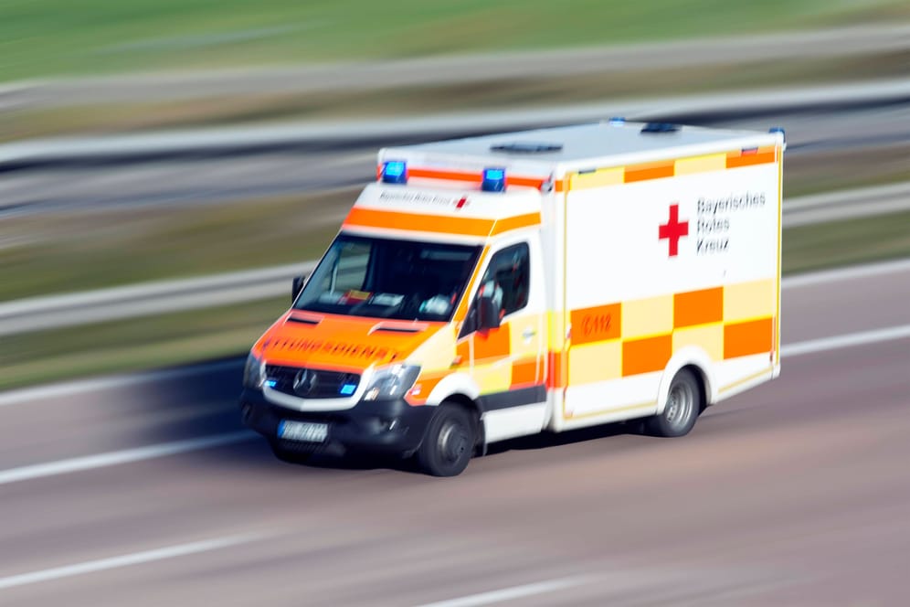 Krankenwagen auf Einsatzfahrt (Symbolfoto): Für einen Seat-Fahrer kam jede Hilfe zu spät.