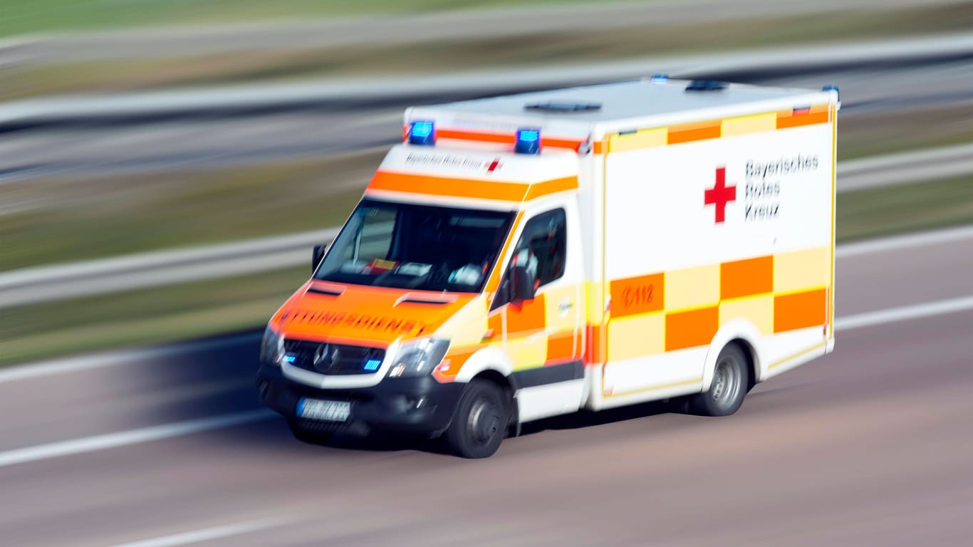 Krankenwagen auf Einsatzfahrt (Symbolfoto): Für einen Seat-Fahrer kam jede Hilfe zu spät.