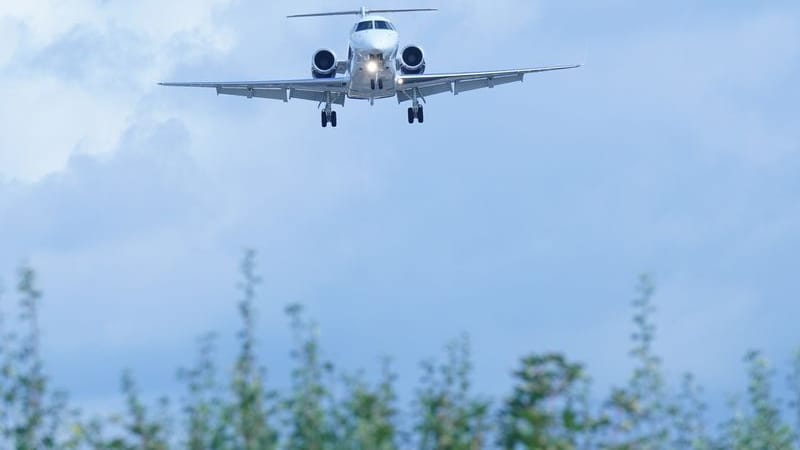 Großbritannien, Northolt: Das Flugzeug mit dem neuen König Charles III. und seiner Frau, Königin Camilla.