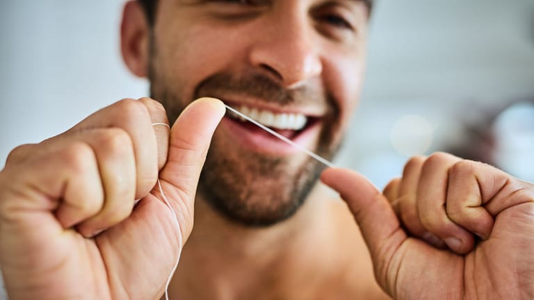 Zahnseide: Experten empfehlen, sie jeden Abend zu benutzen.
