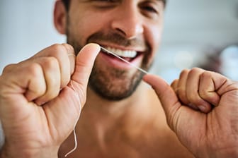 Zahnseide: Experten empfehlen, sie jeden Abend zu benutzen.