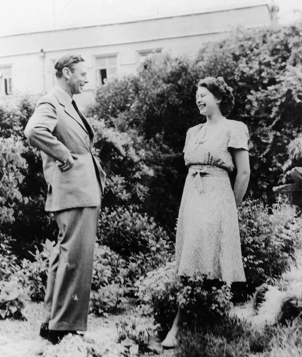 Elizabeth und ihr Vater George 1946 im Garten von Windsor: Die beiden hatten immer ein gutes Verhältnis. Schon früh soll er sie auf ihre Rolle als Monarchin vorbereitet haben.