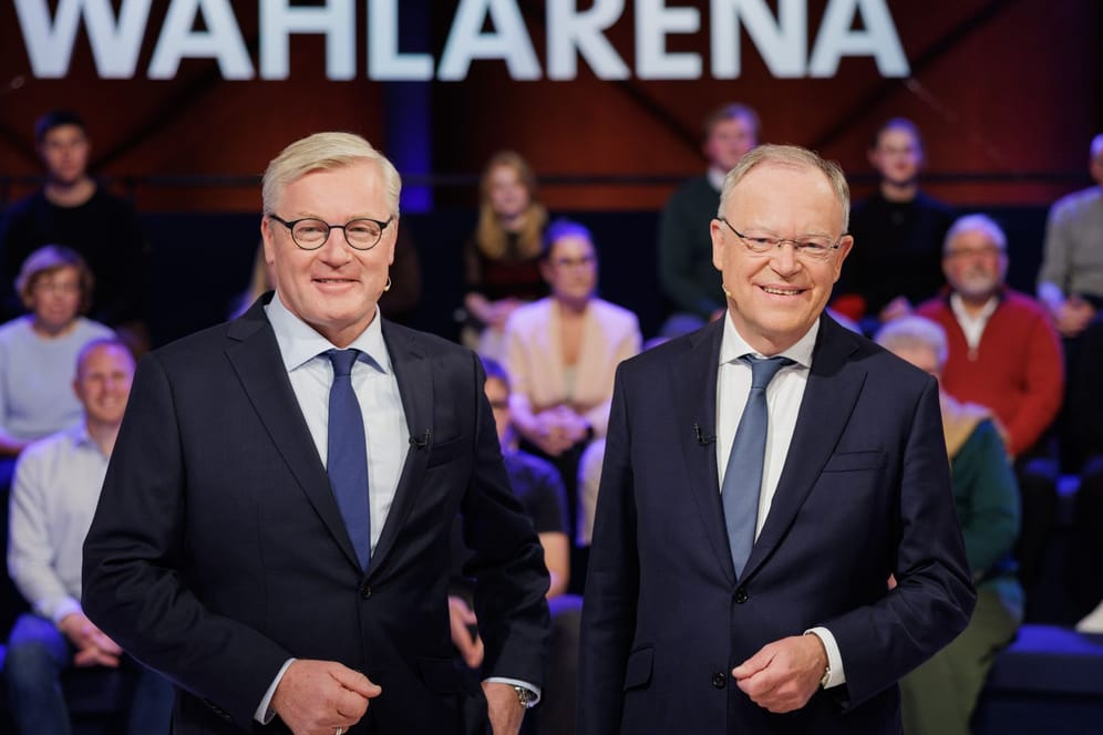 Niedersachsens Wirtschaftsminister Bernd Althusmann (CDU, l) und Niedersachsens Ministerpräsident Stephan Weil (SPD) vor Beginn des TV-Duells zur Landtagswahl in Niedersachsen im NDR Studio.