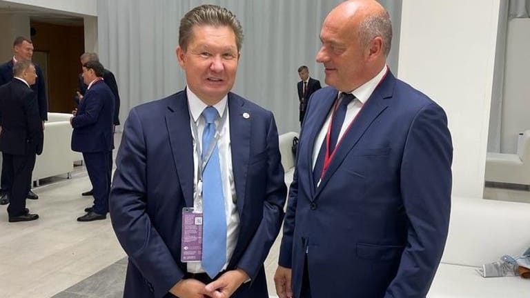 Mit dem Gazprom-Chef: Niemeyer sagt, er habe ein Angebot für russisches Gas bekommen. Und wenn die Bundesregierung es nicht annehme, dann werde er das tun.