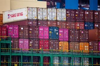 Container im Hamburger Hafen (Archivbild): Die wirtschaftliche Lage der Eurozone hat sich erheblich verschlechtert.