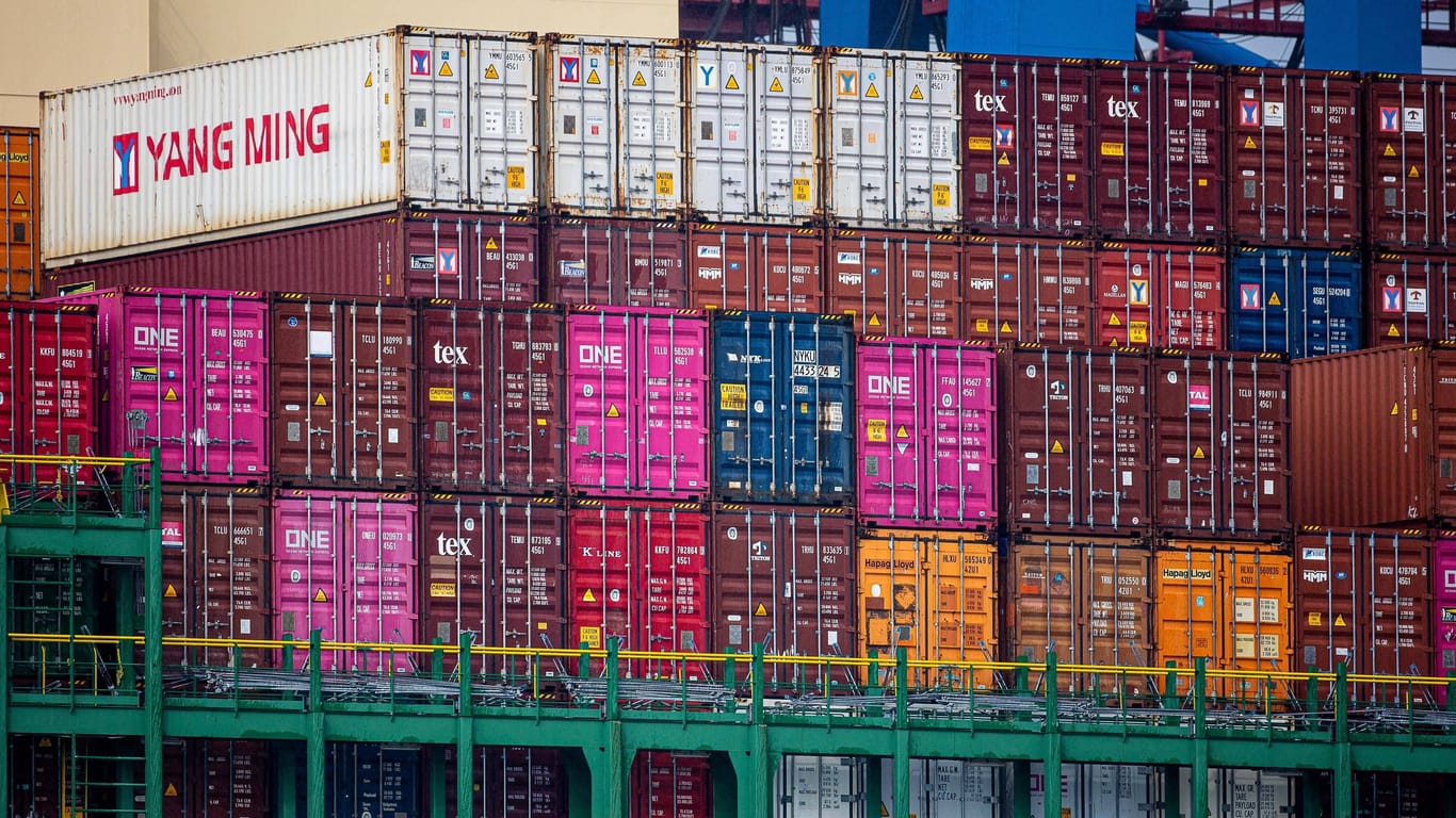Container im Hamburger Hafen (Archivbild): Die wirtschaftliche Lage der Eurozone hat sich erheblich verschlechtert.