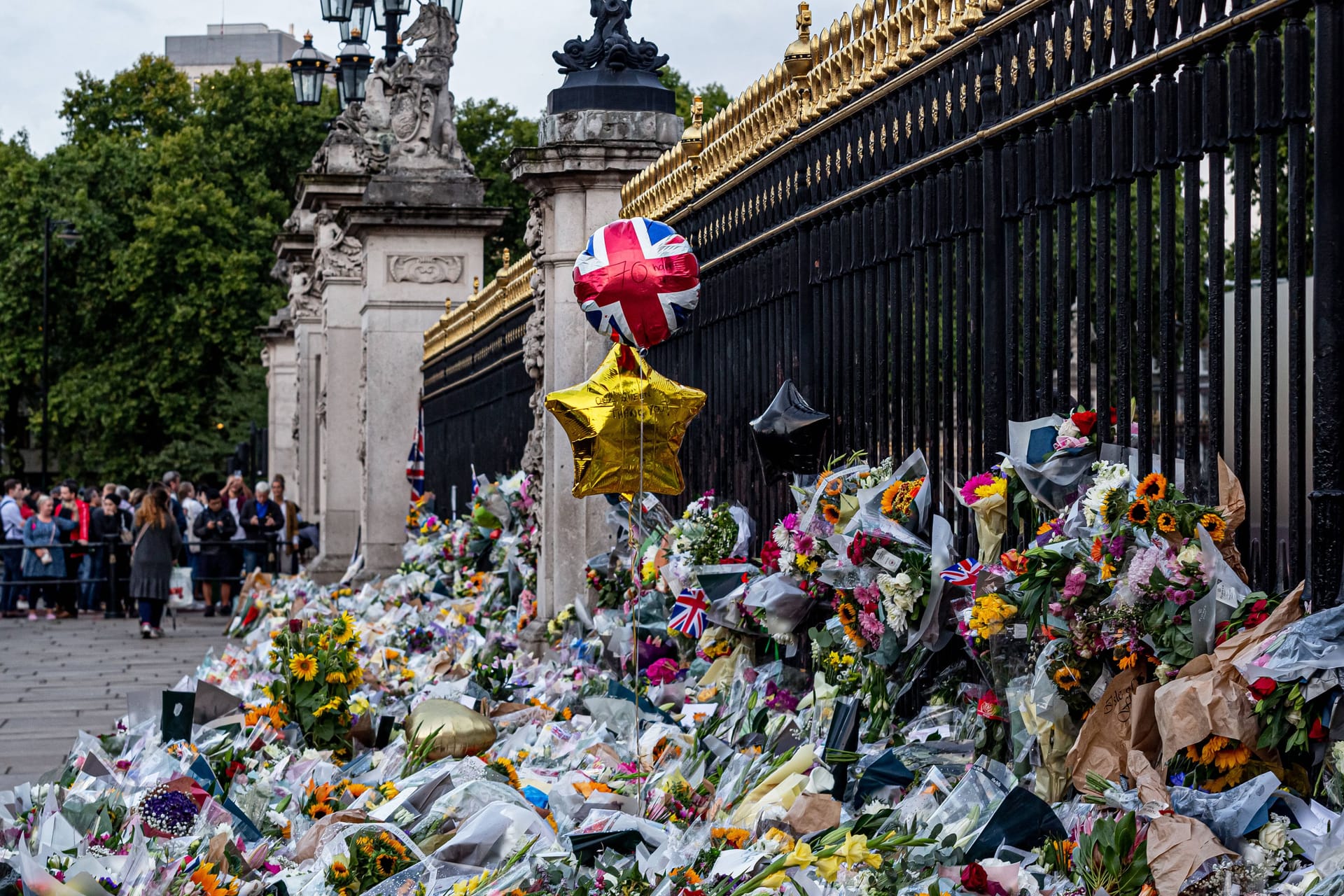 Blumenmeer vor dem Buckingham Palace in London am 11. September 2022: Nicht nur vor dem Palast, auch an vielen anderen öffentlichen Orten gedenken die Briten Queen Elizabeth ll.