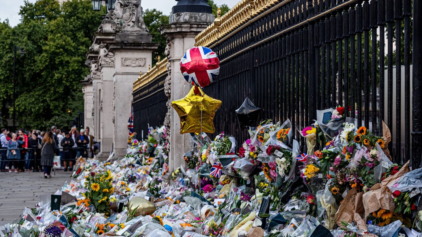 Blumenmeer vor dem Buckingham Palace in London am 11. September 2022: Nicht nur vor dem Palast, auch an vielen anderen öffentlichen Orten gedenken die Briten Queen Elizabeth ll.